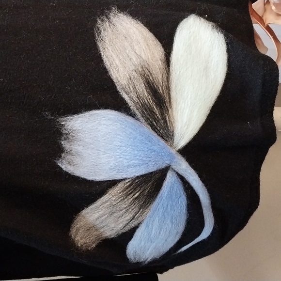 Nwt AAEDA Elegant Black V-Neck Sweater with Floral Design - Picture 4 of 9